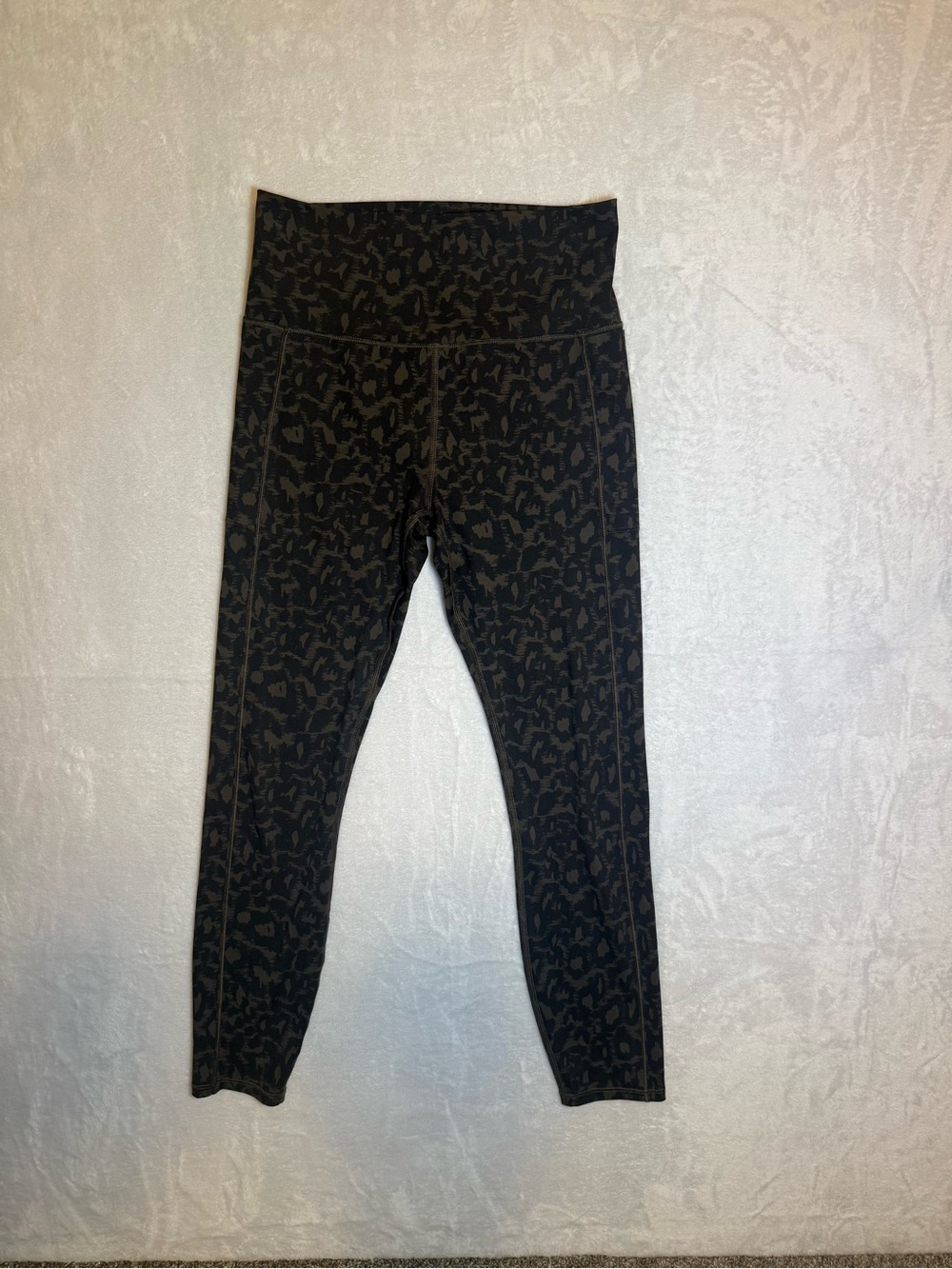 Vuori Womans Black Subtle Leopard Print Leggings size small